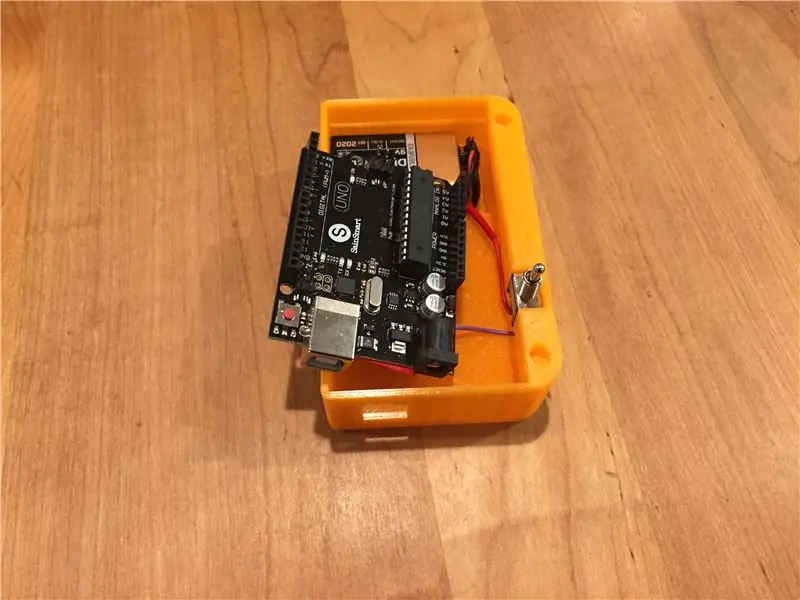 Sett inn Arduino og batteri i etuiet