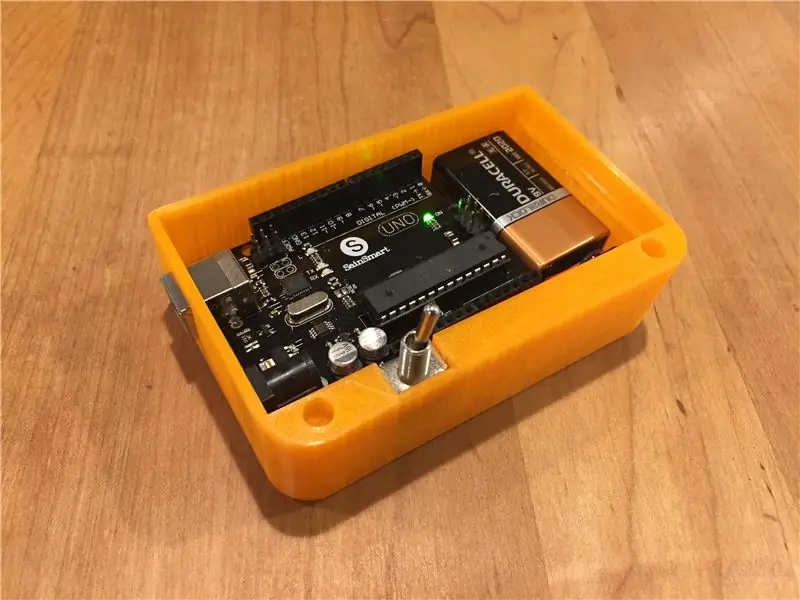 Legen Sie das Arduino und die Batterie in das Gehäuse ein