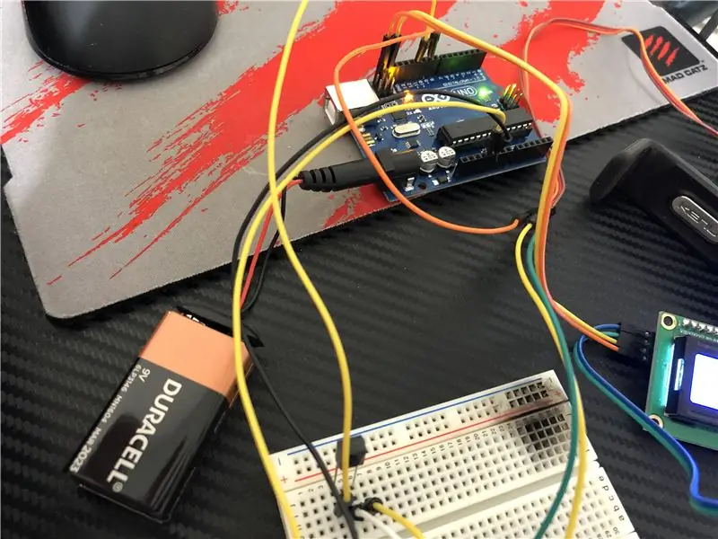 ¡Conecte la fuente de alimentación deseada a Arduino y use el control remoto para girar el soporte!