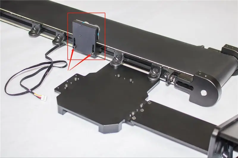 Instal·leu el sensor d'ultrasons: fixeu el sensor d'ultrasons a la cinta transportadora