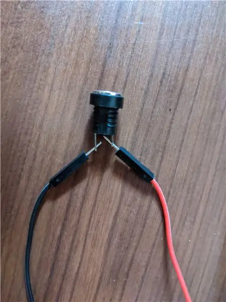 Soldeu un connector d'alimentació femella a dos cables