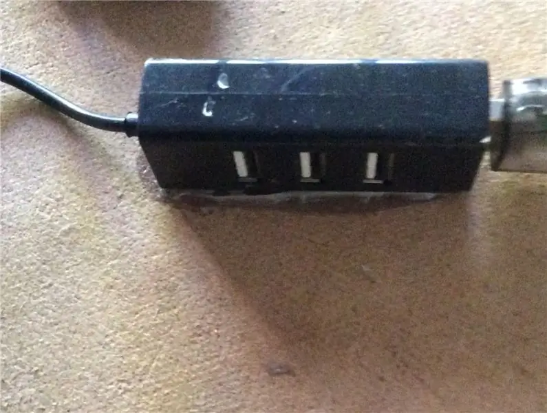 قم بلصق موزع USB بالصمغ