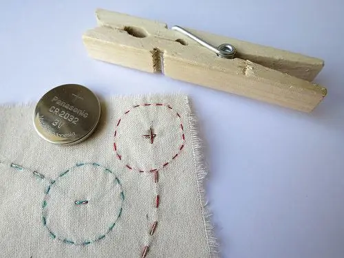 Mbajtës i baterisë me rroba Clothspin