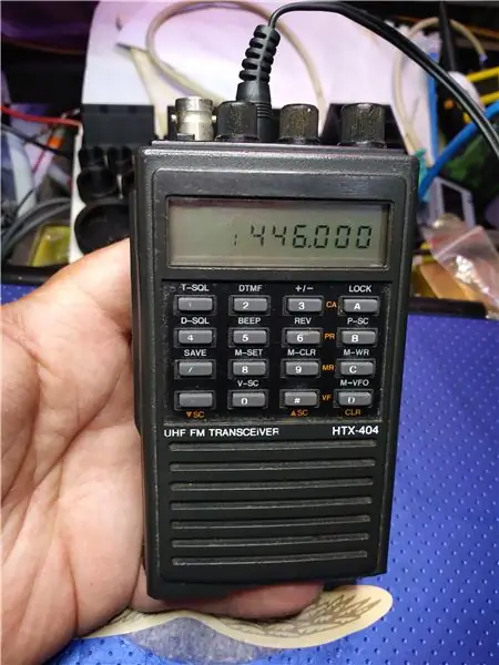 Como substituir a bateria da memória em um radioamador Htx202 ou Htx404