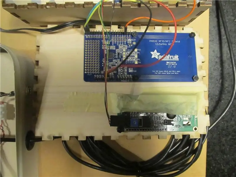 Montage des Arduino, des RFID-Readers und des LCD