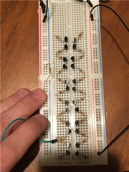 Hatua ya 1: Kuunganisha Transistors