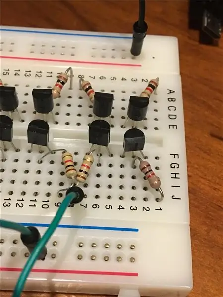 Hatua ya 1: Kuunganisha Transistors