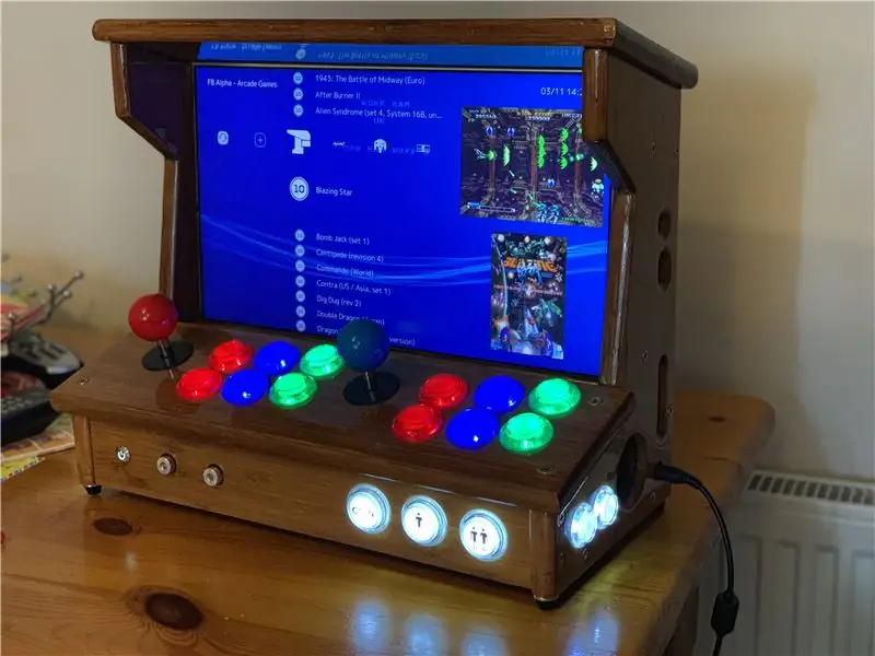 Mini Arcade de 2 jugadors des d'un portàtil antic i taulers Ikea