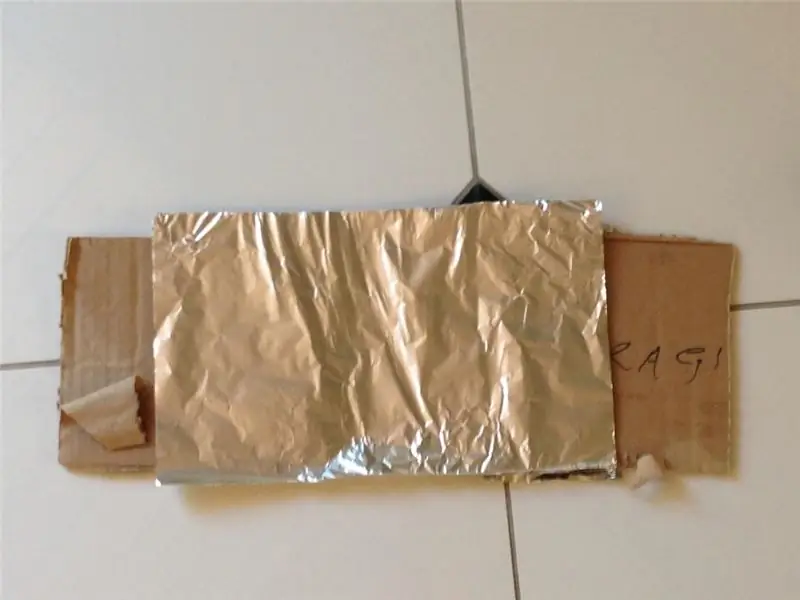 Τοποθέτηση Tinfoil σε τετράγωνα από χαρτόνι