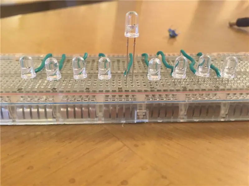 LED ها را داخل Breadboard قرار دهید