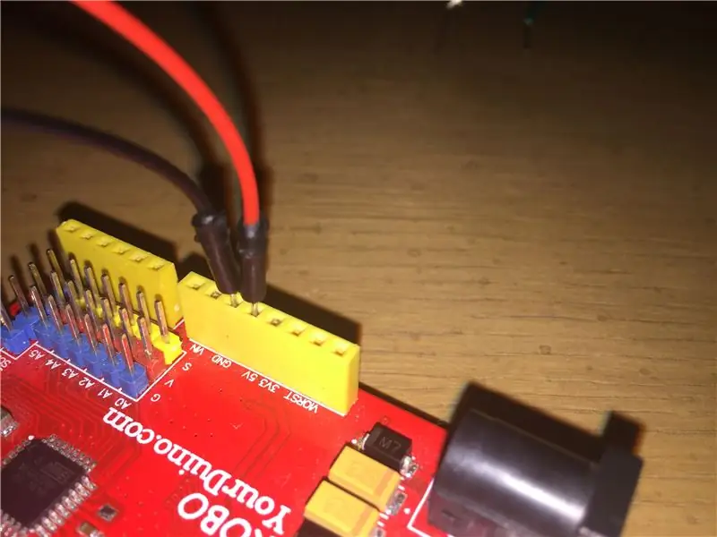 Conecte o aterramento e os trilhos positivos a 5v (5 volts) e GND (aterramento)