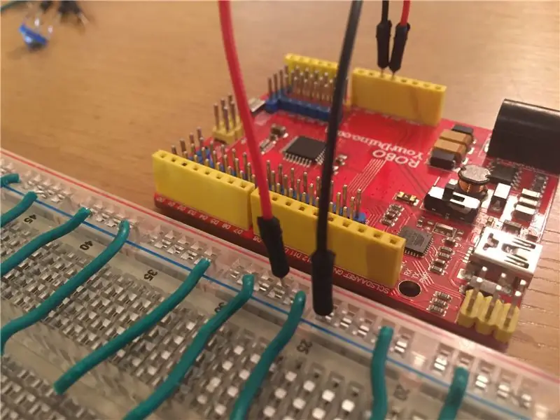 Connectez la terre et les rails positifs à 5v (5 volts) et GND (terre)