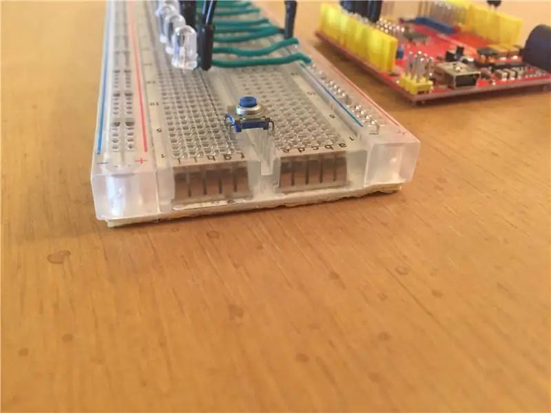 Volgende Plaats de knop op het breadboard