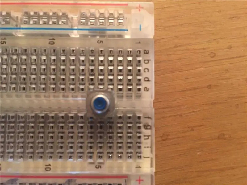 Quindi posiziona il pulsante sulla breadboard