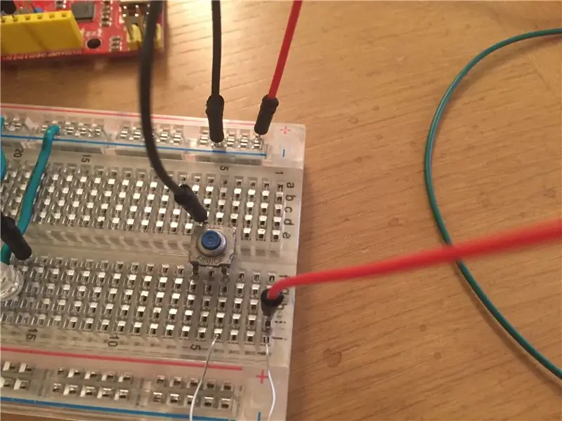 Verbind de weerstand met 5v en de knop met aarde