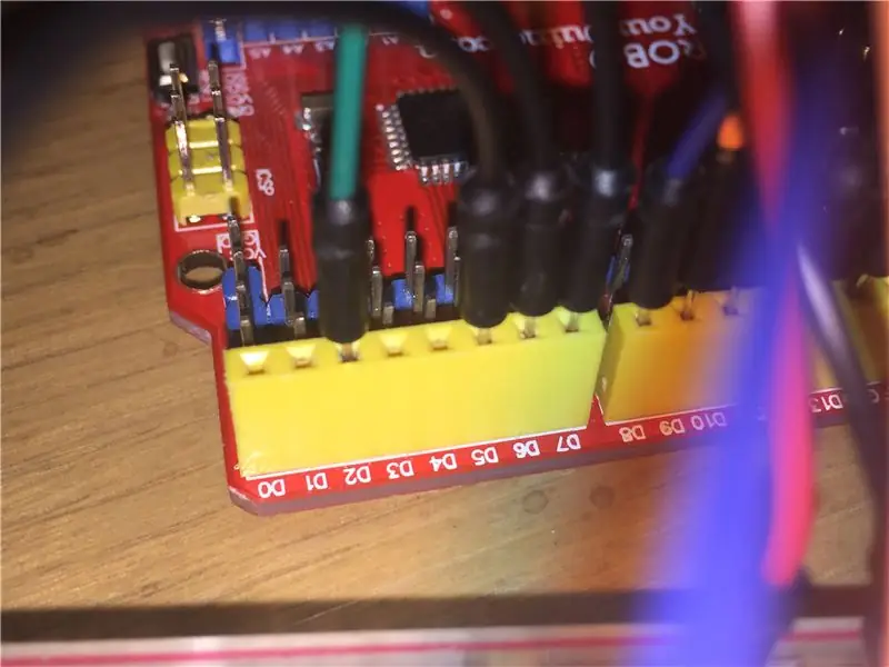 Sluit de knop aan op pin 2 op de Arduino