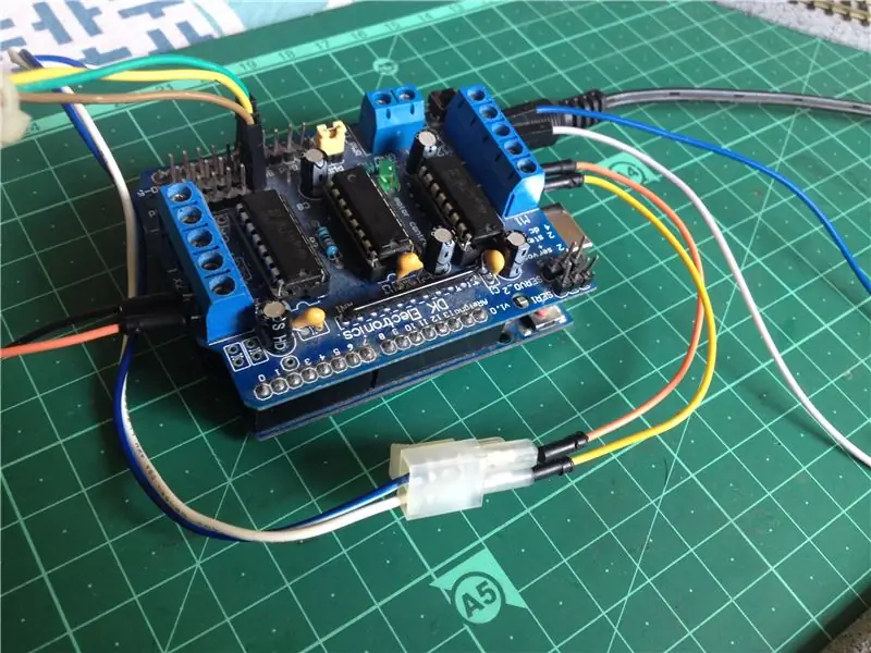 I-plug ang Shield sa Arduino Board at Gawin ang Mga Koneksyon sa Mga Kable