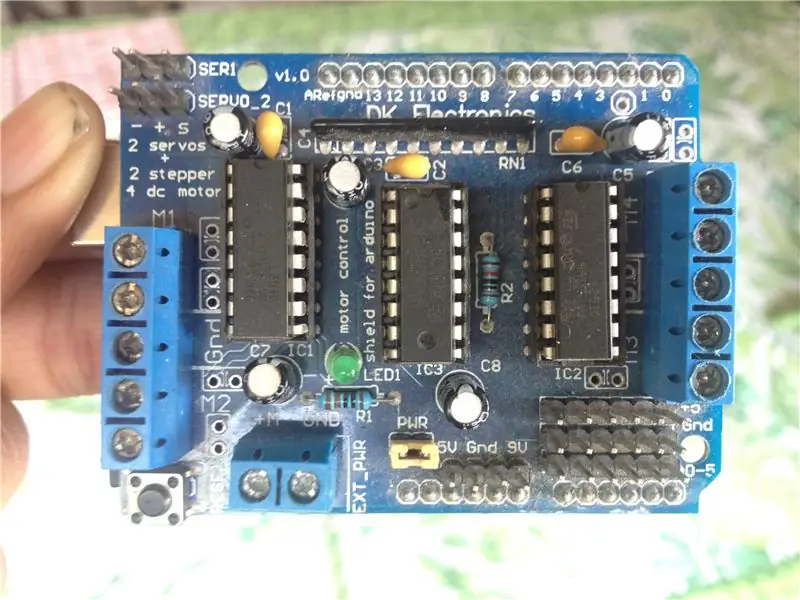 Conectați ecranul de pe placa Arduino și efectuați conexiunile de cablare