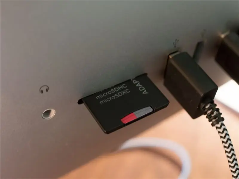 Plaats de Micro SD-kaart in uw computer