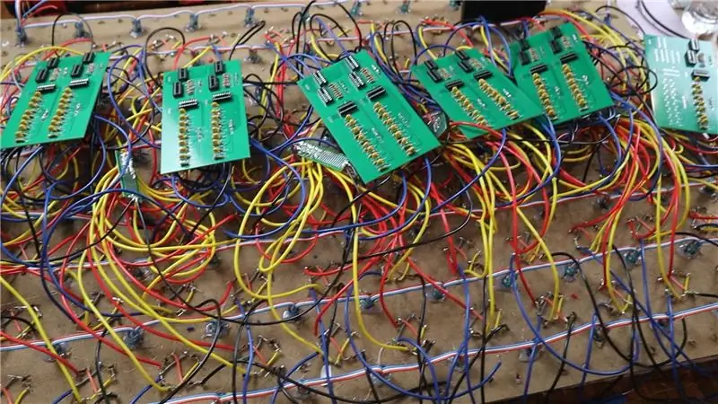 Soldeu els components del PCB i poseu-los al tauler