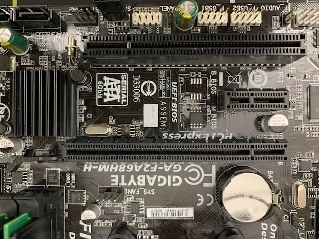 Anbringen der Graphics Processing Unit (GPU) auf dem Motherboard