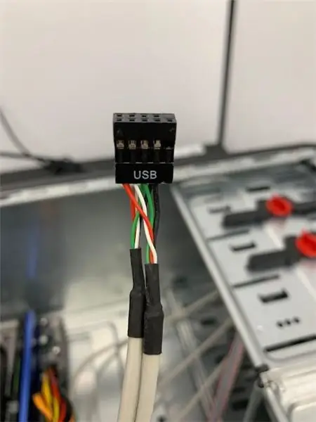 Teil 1 von Einstecken der letzten Kabel