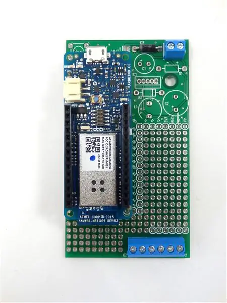 Τοποθετήστε και συγκολλήστε τον πίνακα Arduino MKR