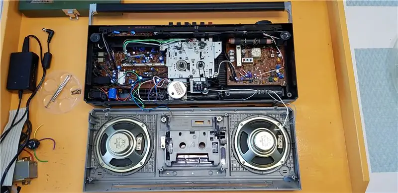 Valikuline: jällegi paigaldage Vintage Boombox