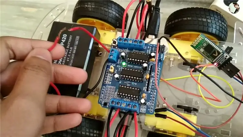 Napájajte Arduino a motory