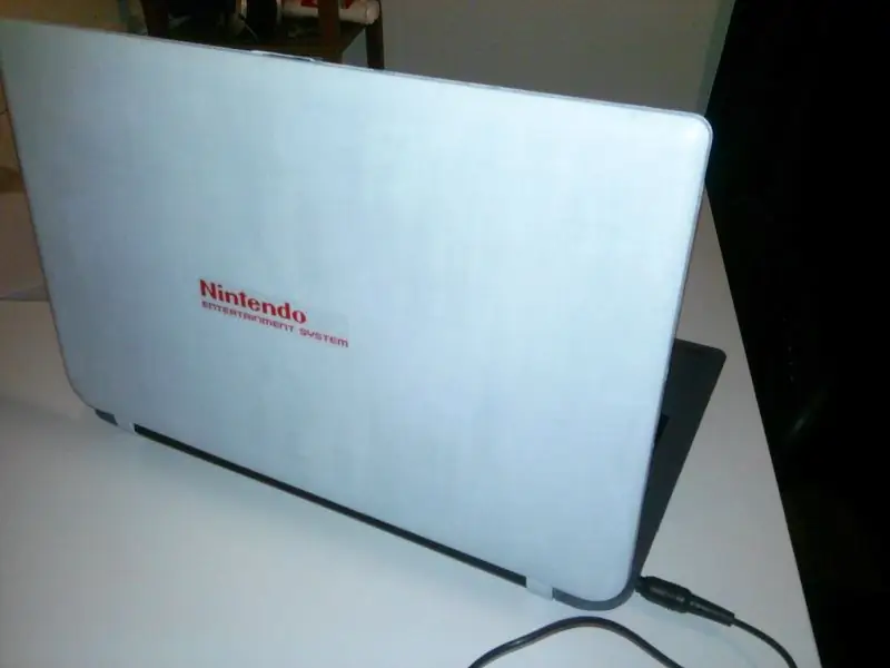 NES-témájú laptop festék