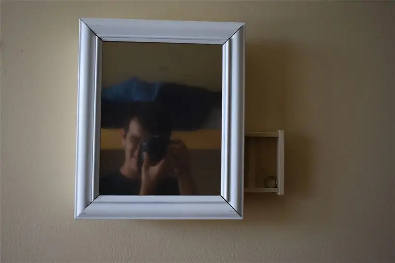 Miroir de reconnaissance faciale avec compartiment secret