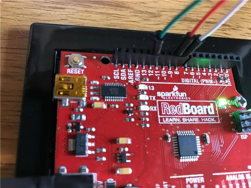 Шаг 2: Подключите аппаратную плату SparkFun® Redboard и макетной платы