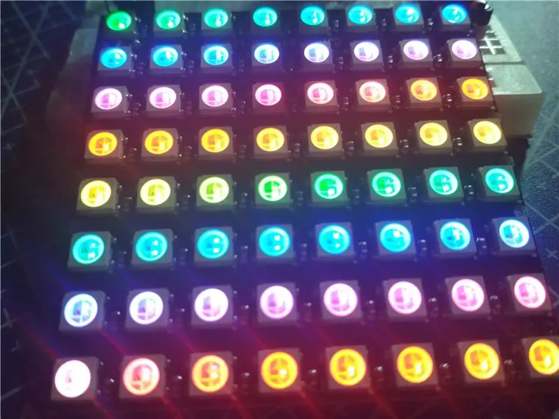 Gadget de taula amb matriu LED RGB de 8x8 i Arduino Uno