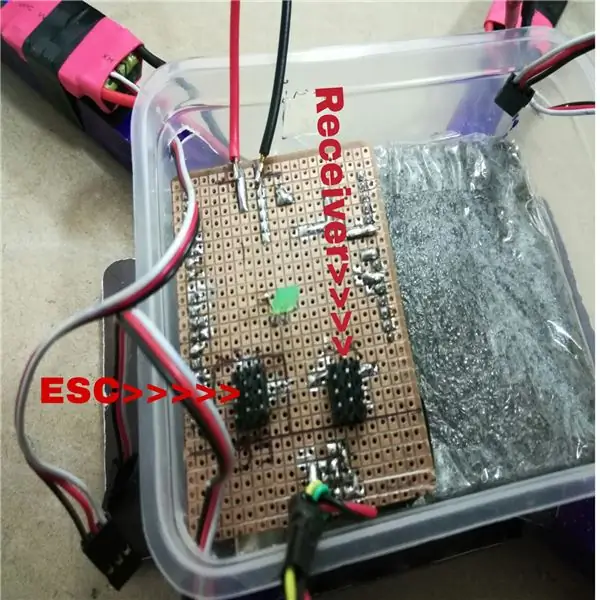 שלב 6:- חיבור ה- ESCs והמקלט ל- FC