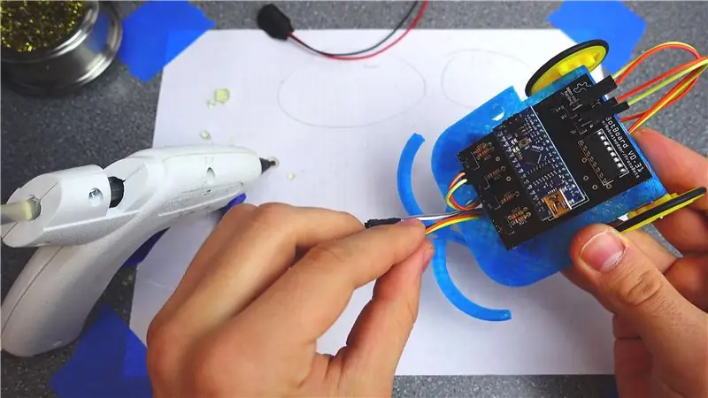 Robot Assembly: Ikonekta ang mga Wires, Magdagdag ng Mga Gulong