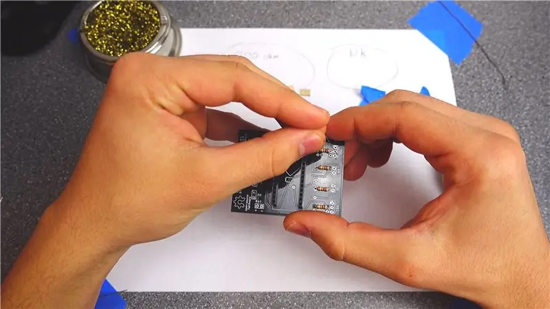 Sib sau ua ke lub Rooj Tswjhwm Saib: Solder 220 Ohm Resistors