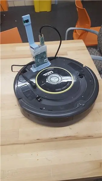 Roomba, помогающий космонавту