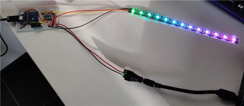 Connecteu la tira LED al microcontrolador