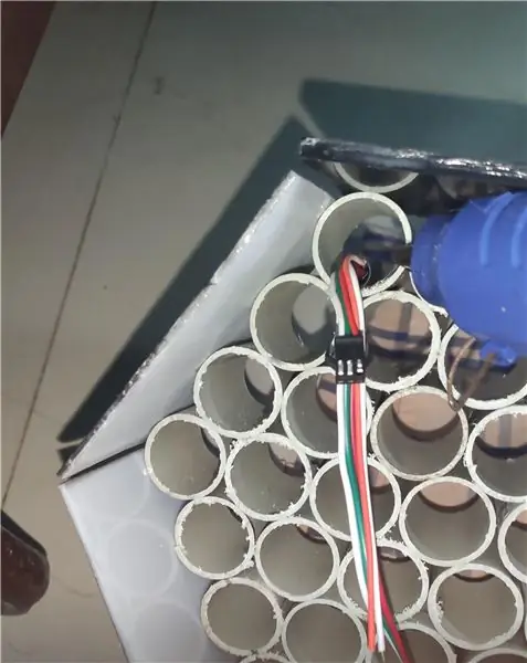 Gluing Lahat ng mga LEDs Sa Loob ng PVC Mesh