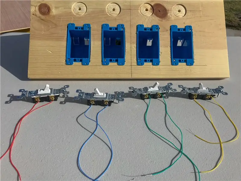 Connecteu els interruptors