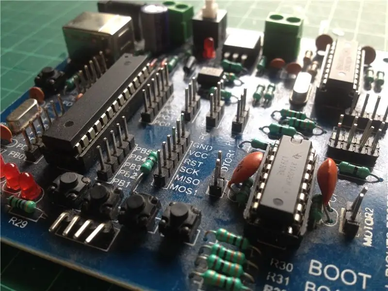 Hvordan programmere et AVR -kort ved hjelp av et Arduino -kort