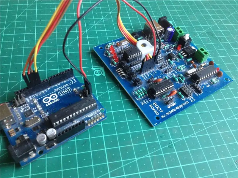 Συνδέστε το Target AVR Board στον πίνακα Arduino