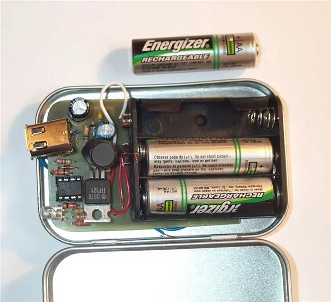 Modaliteti i kalimit Altoids Ngarkuesi IPOD duke përdorur 3 bateri 'AA': 7 hapa Modaliteti i kalimit Altoids Ngarkuesi IPOD duke përdorur 3 bateri 'AA': 7 hapa