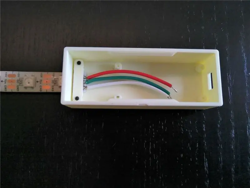 Étape 1: connexion de la bande LED au boîtier