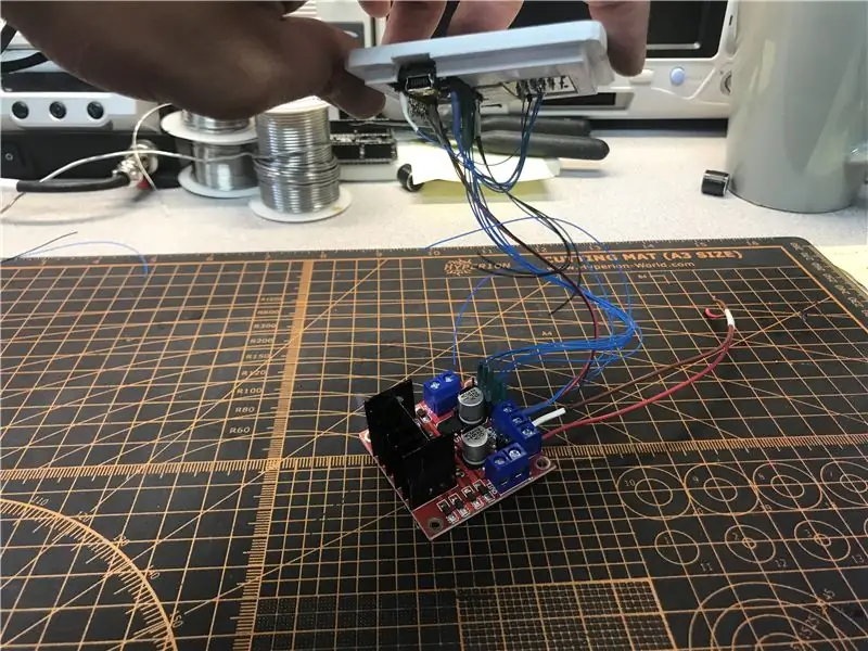 Prepareu el motor de corrent continu, el controlador del motor de corrent continu i els sensors