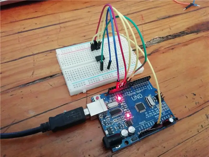 De Attiny85 programmeren en de IC toevoegen