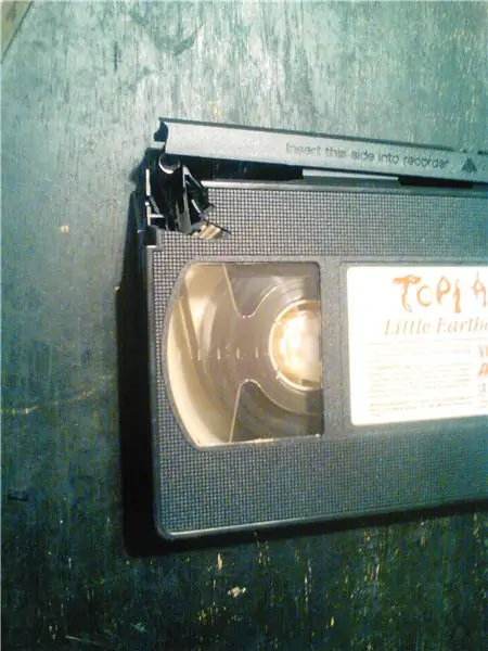 Hoe een gebarsten VHS-film op te slaan