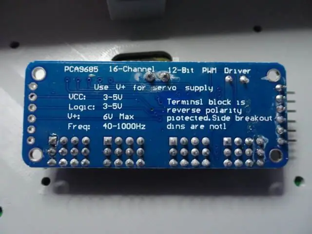 Namontujte modul PCA9685