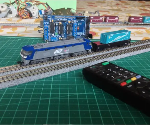 Contrôlez la disposition de votre train miniature avec votre TÉLÉCOMMANDE TV ! : 7 étapes (avec photos)