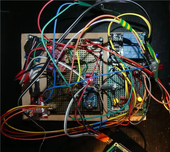 Skroef PCB's op 'n stuk hout vas